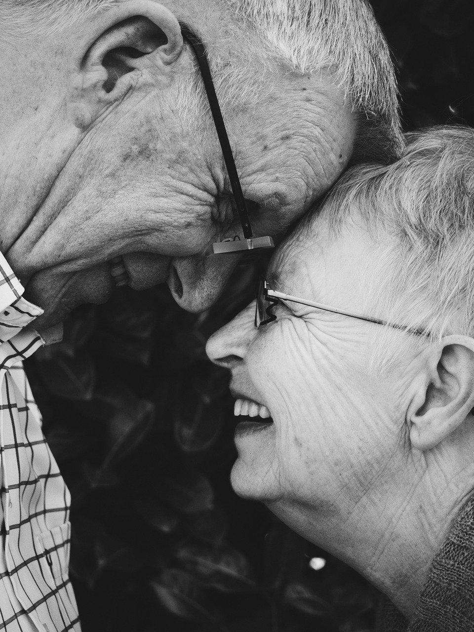 Couple âgé communiquant